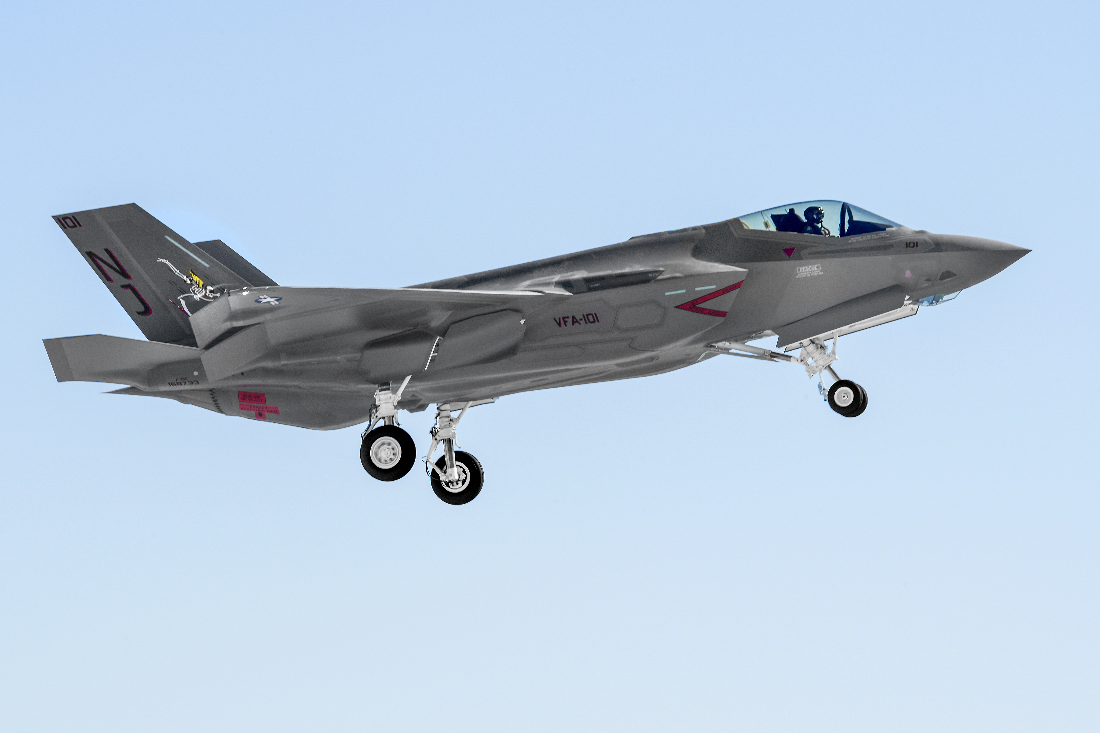 Premier vol d’un F-35C de production | Mer et Marine