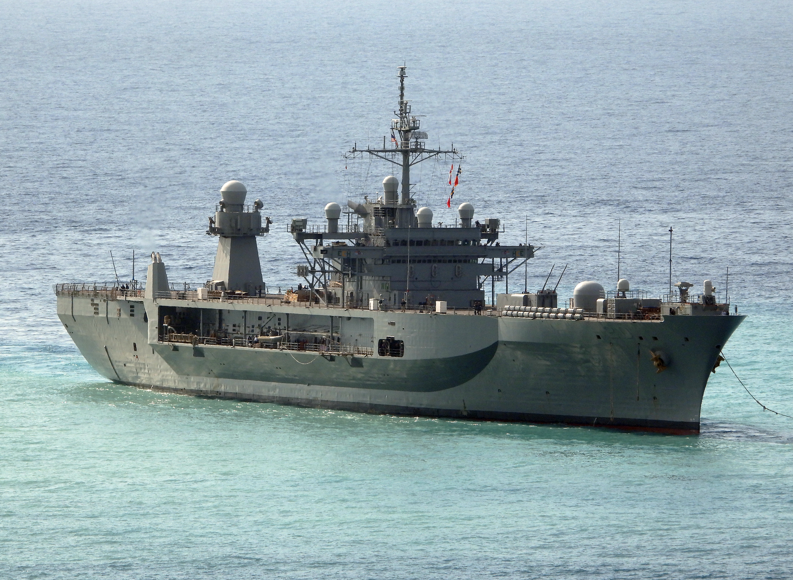 Le navire amiral de la 6ème flotte américaine en arrêt technique à ...