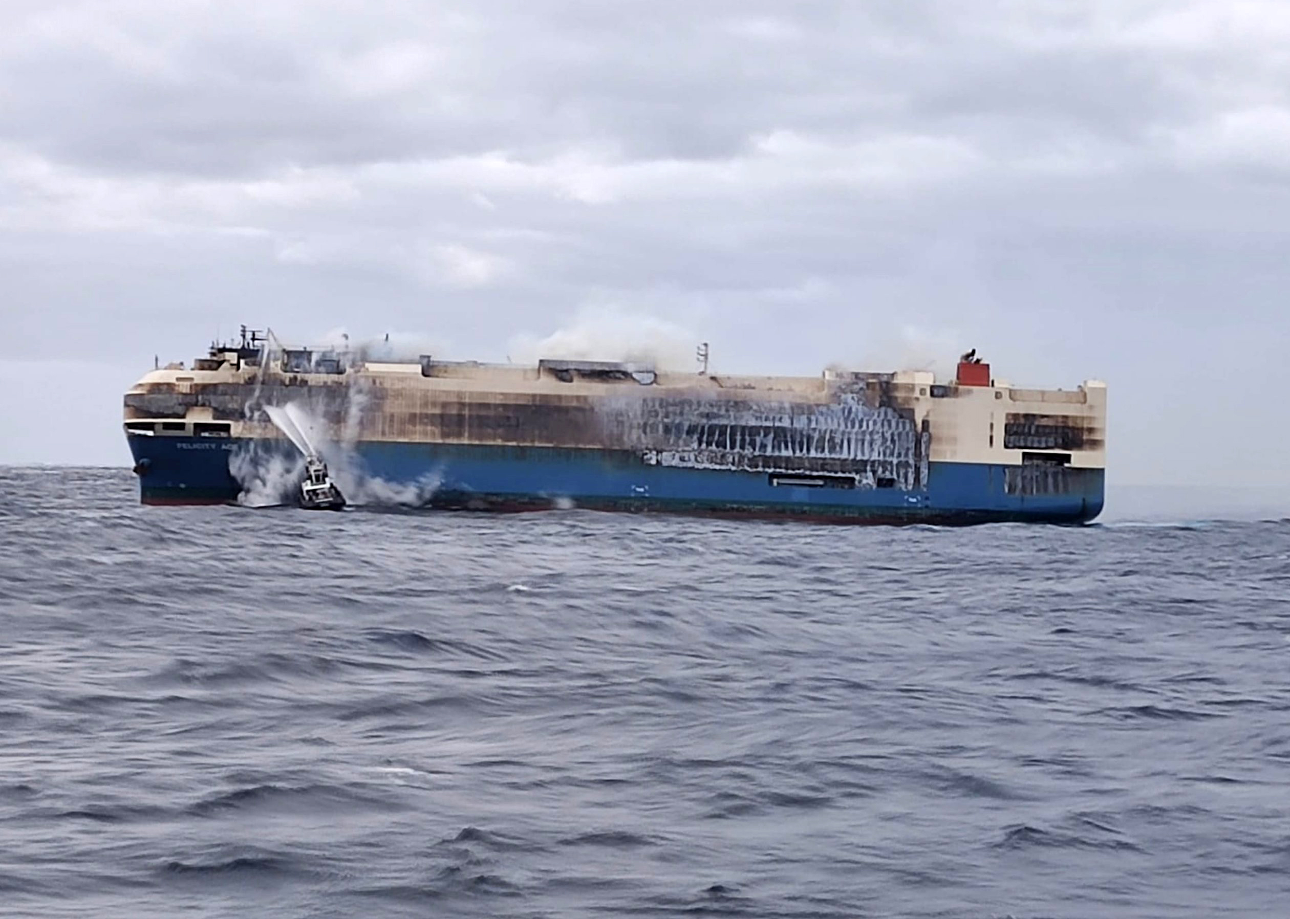 Грузовое судно felicity ace. Шторм к9. Кораблекрушение пожар. Машиновоз судно. Крушение судна в атлантике.