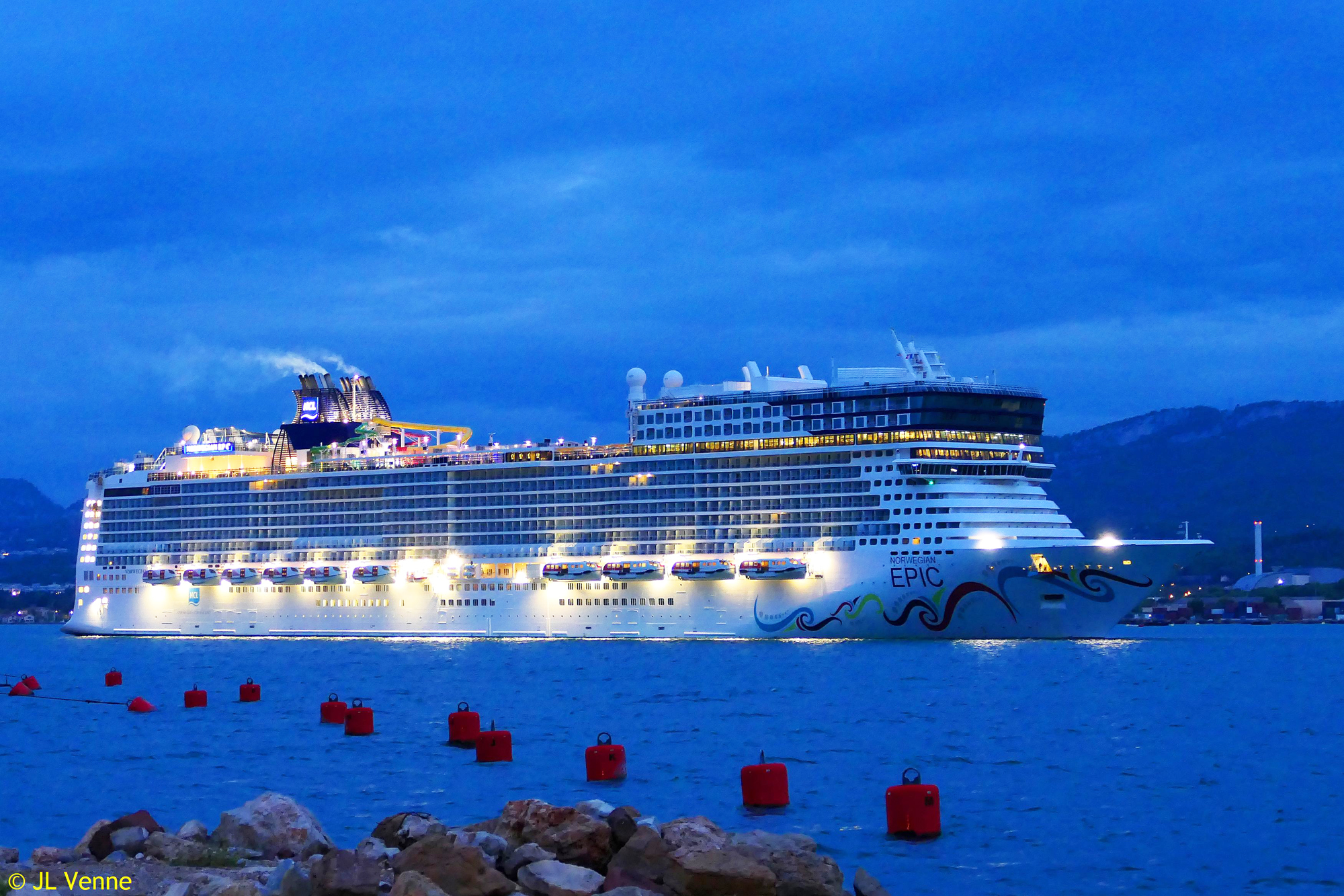Le Norwegian Epic, affrété pour les supporters de rugby, a passé le ...