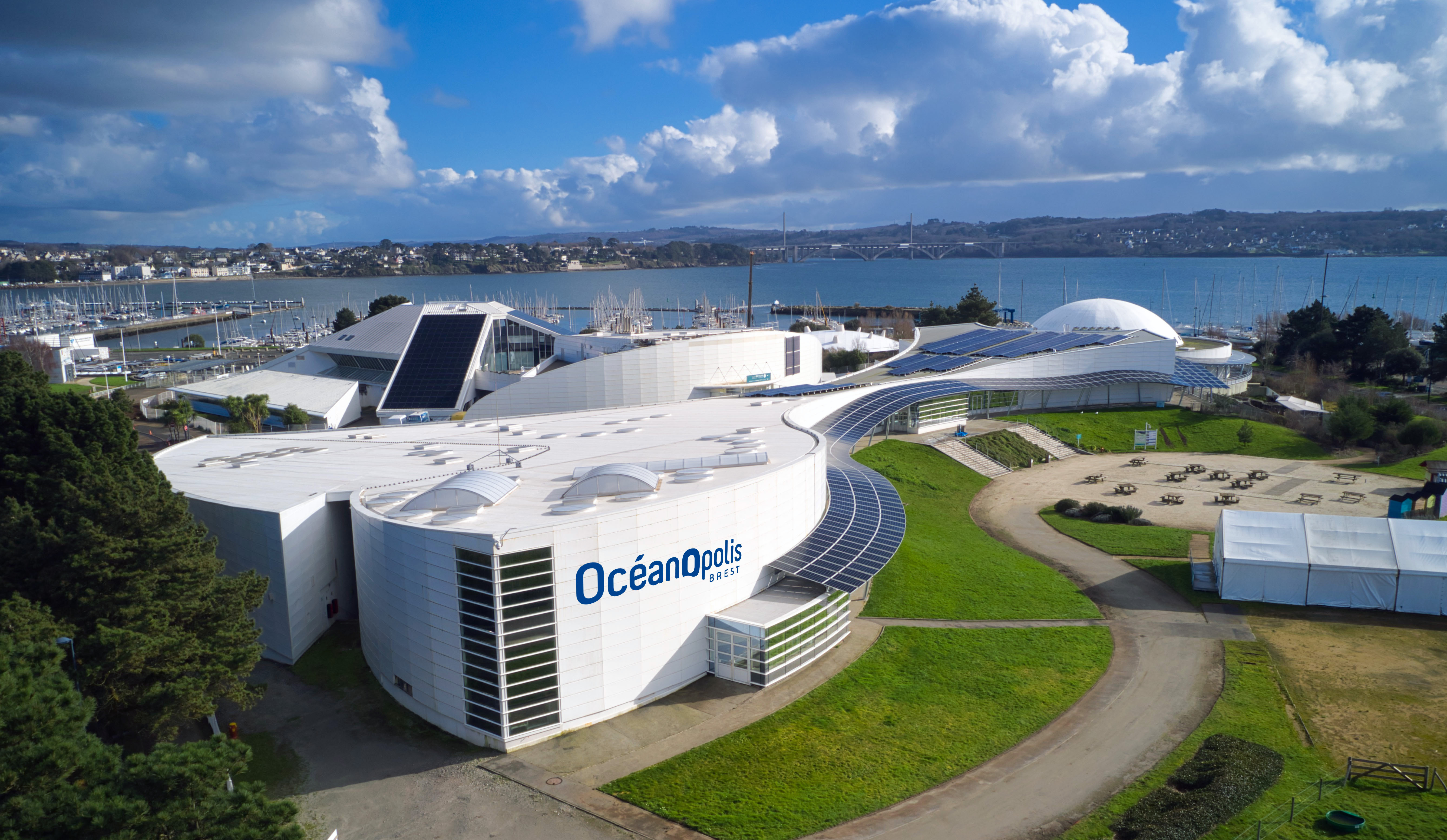 https://assets.meretmarine.com/s3fs-public/images/2023-09/vue-aerienne-oceanopolis-2023_credit-photo_stephane-nicolle_xplorer-studio.jpg
