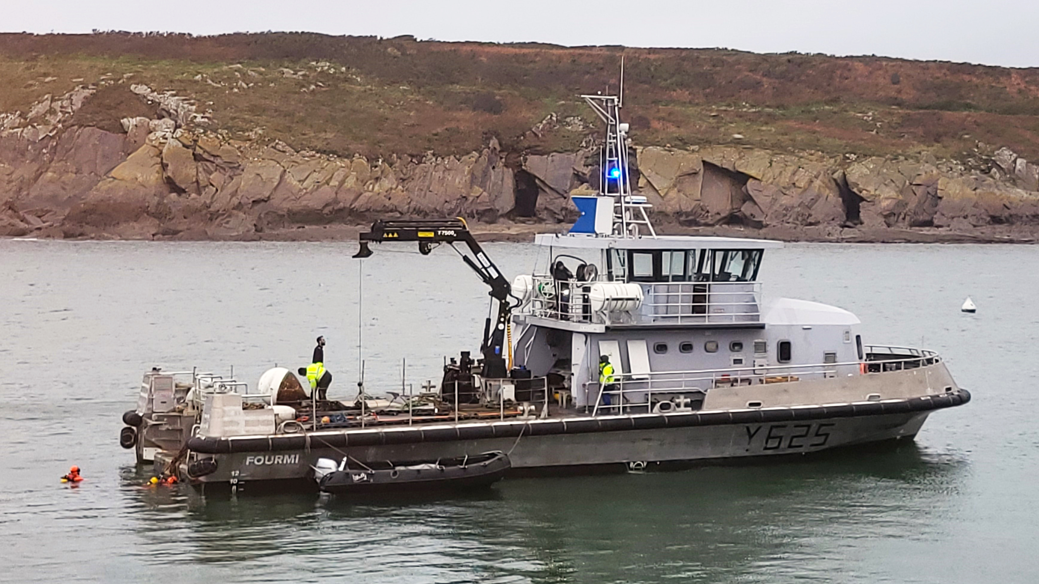 La Marine nationale aide au remplacement du mouillage de la vedette ...