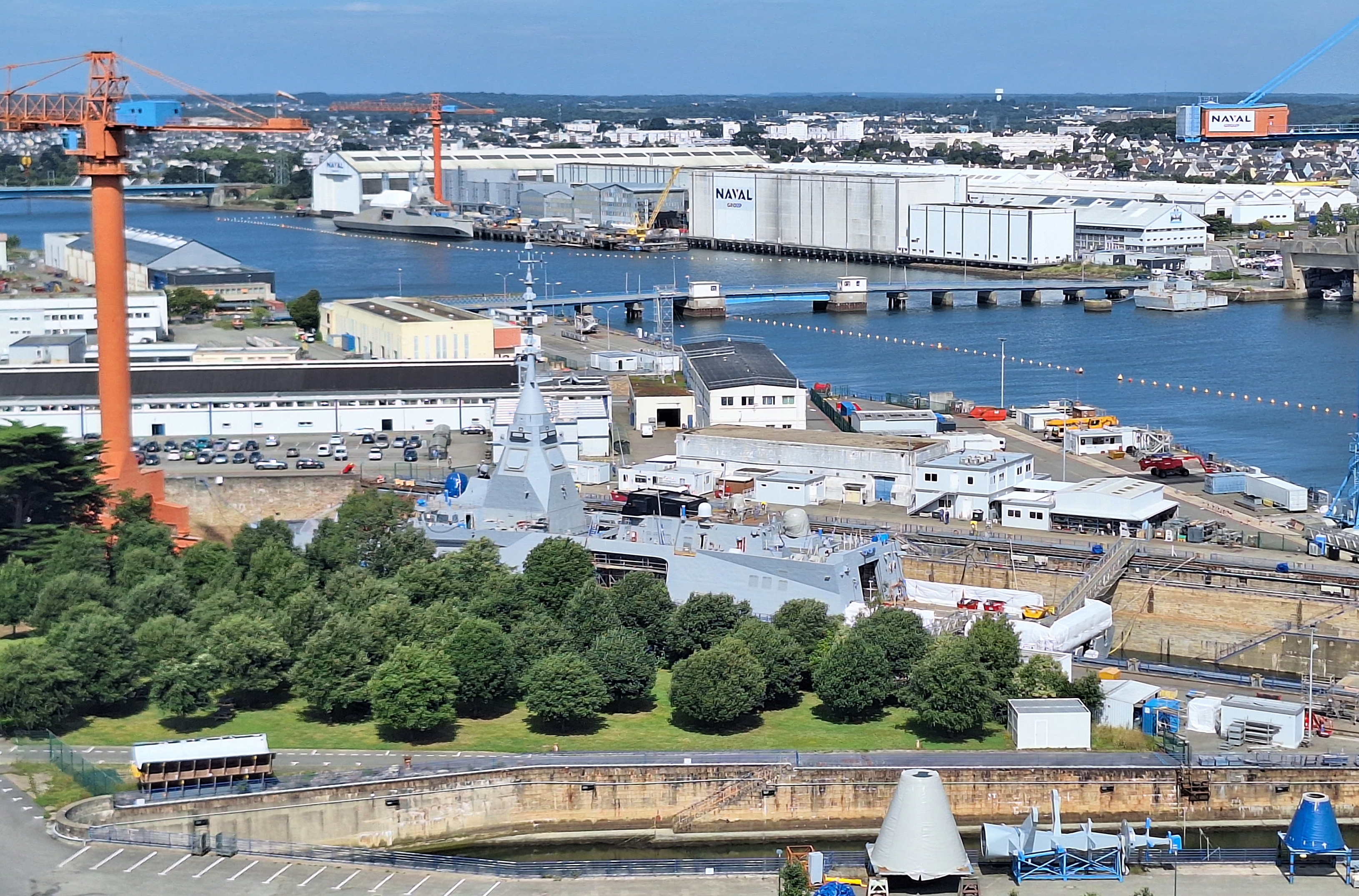 naval-group-lorient-la-fdi-amiral-ronarc-h-repasse-au-bassin-avant