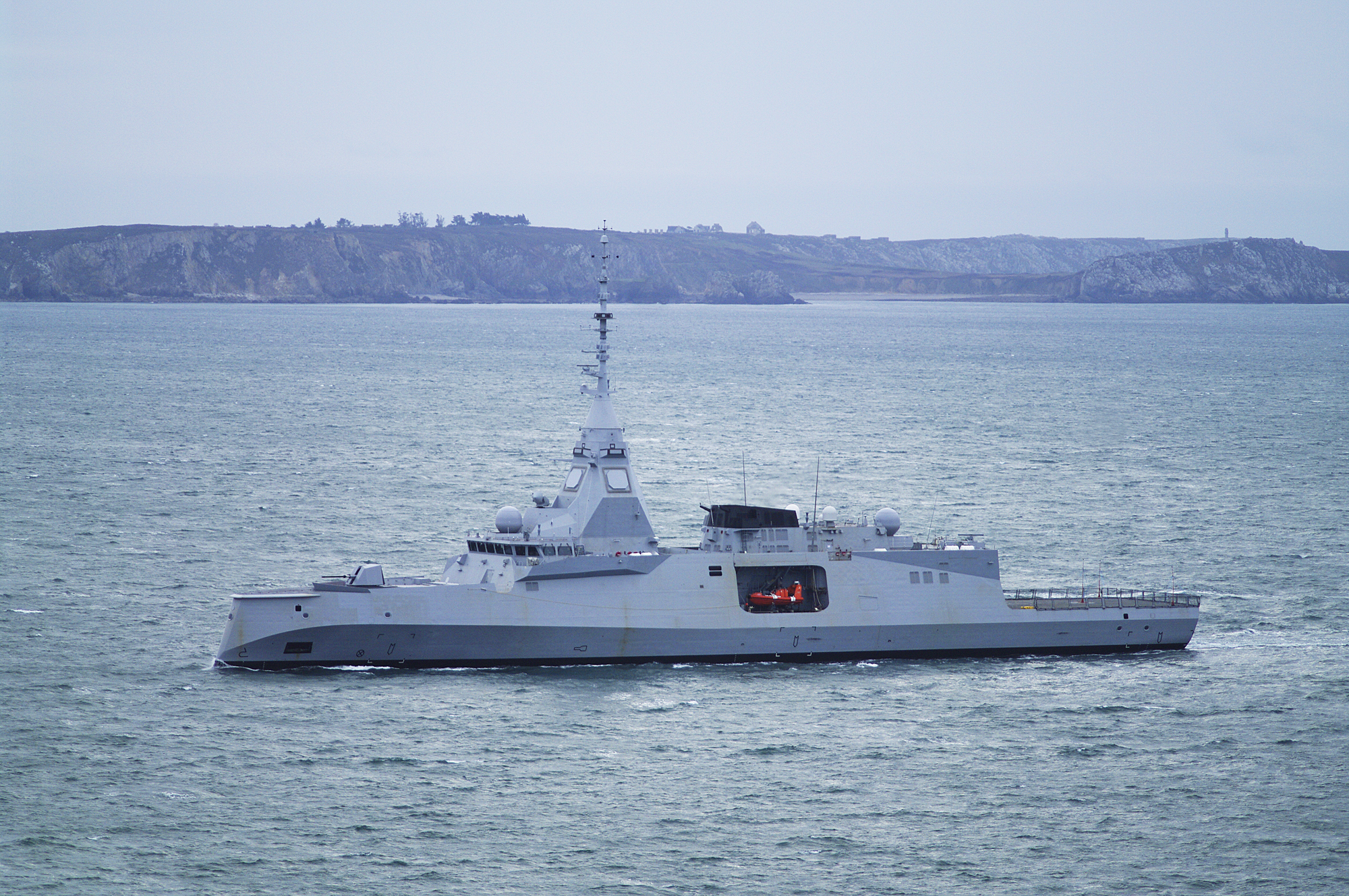 fdi-la-fr-gate-amiral-ronarc-h-fait-un-nouveau-passage-brest-mer