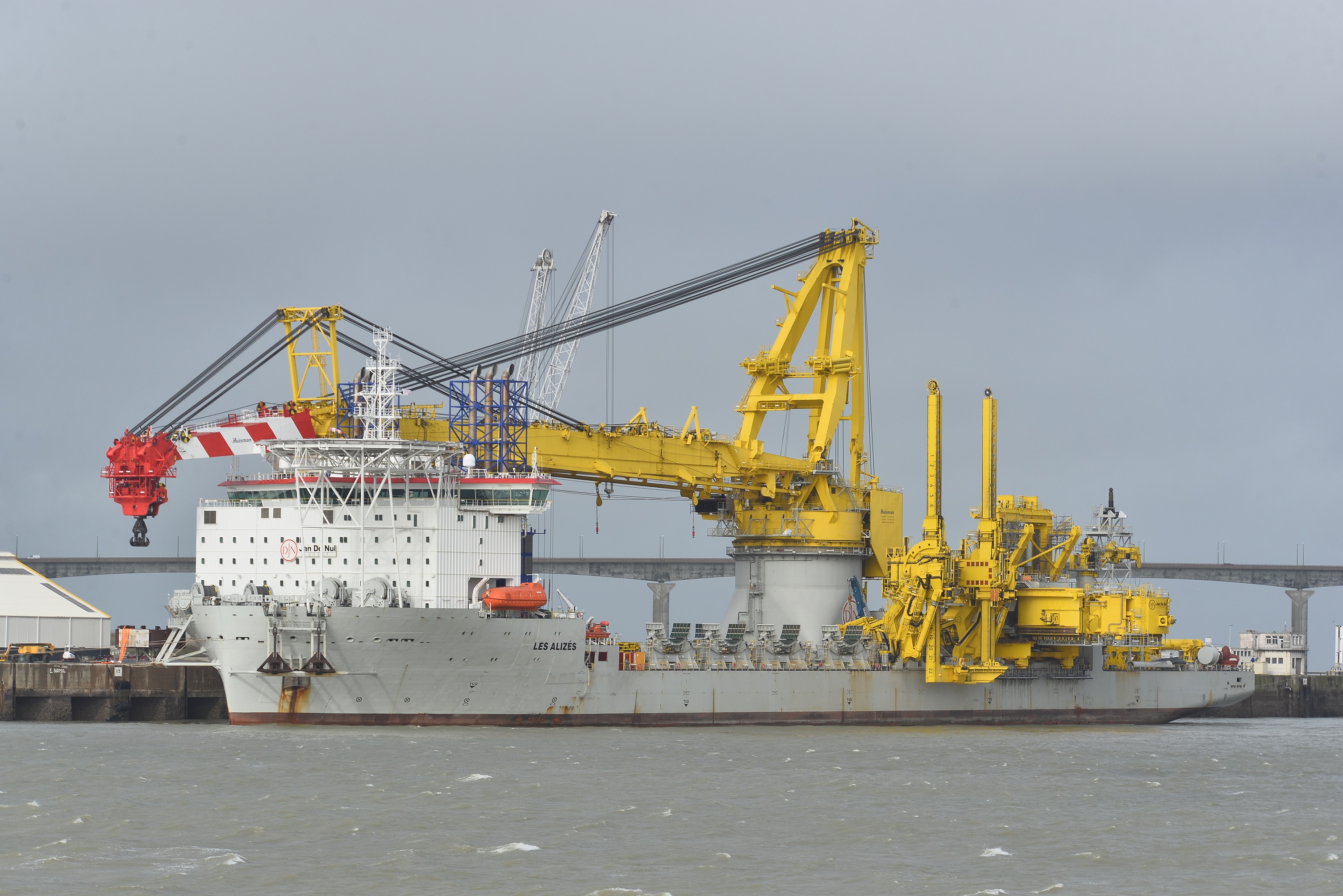 Pourquoi le navire-grue d’installation en mer Les Alizés est-il resté ...