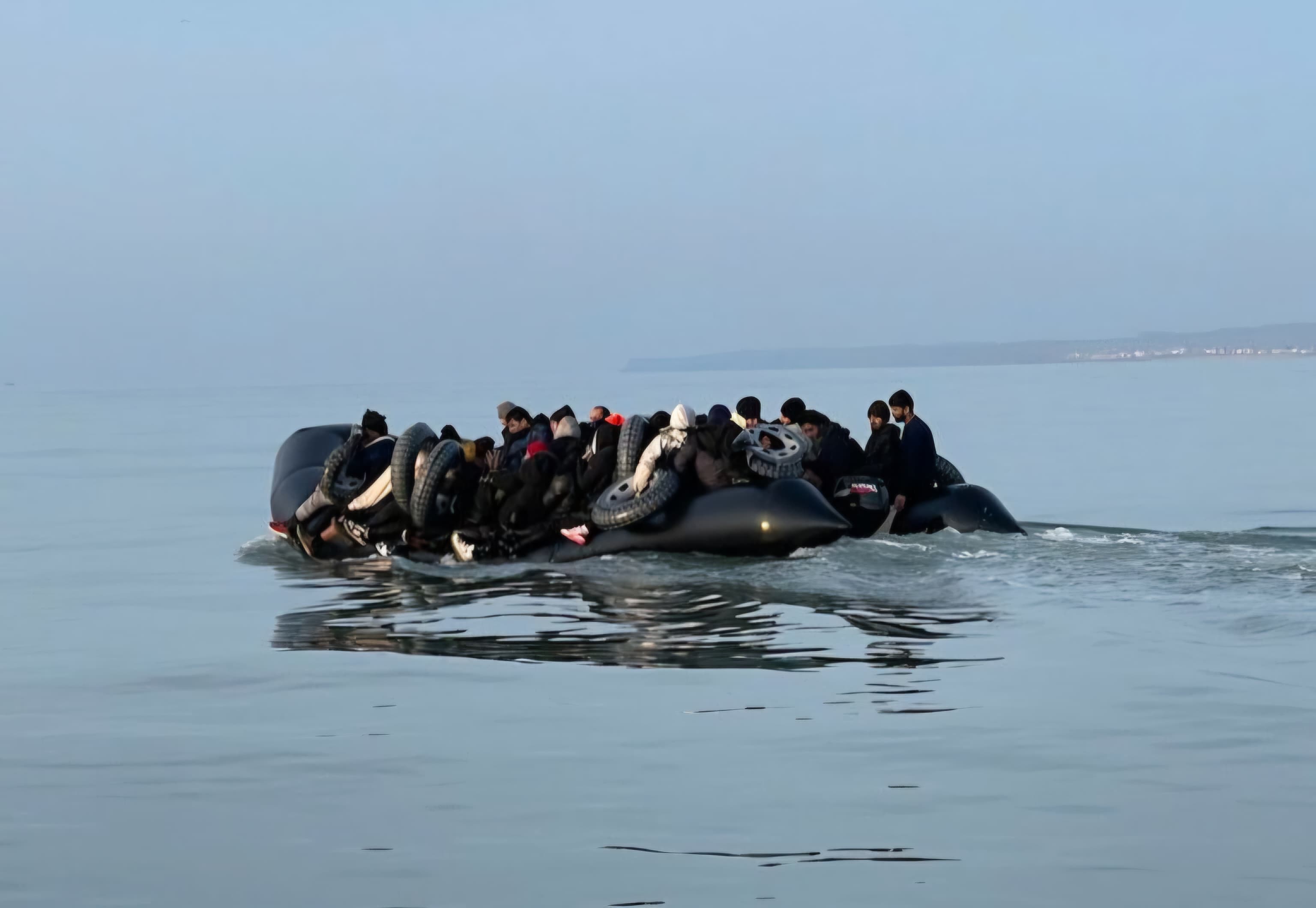 Plus de 6000 migrants secourus en Manche par les moyens français en ...