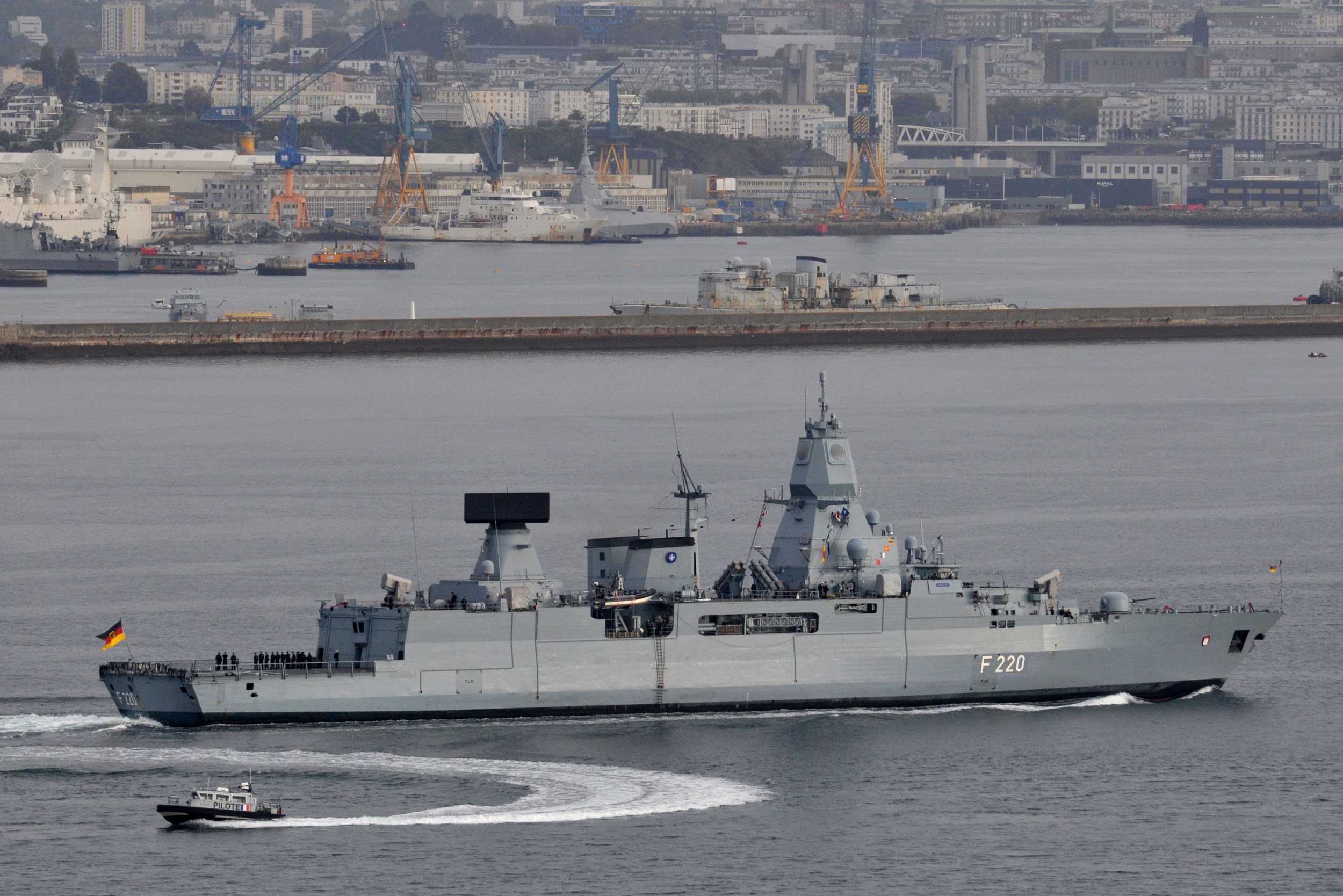 Un TCD néerlandais, une frégate allemande et un patrouilleur irlandais ...