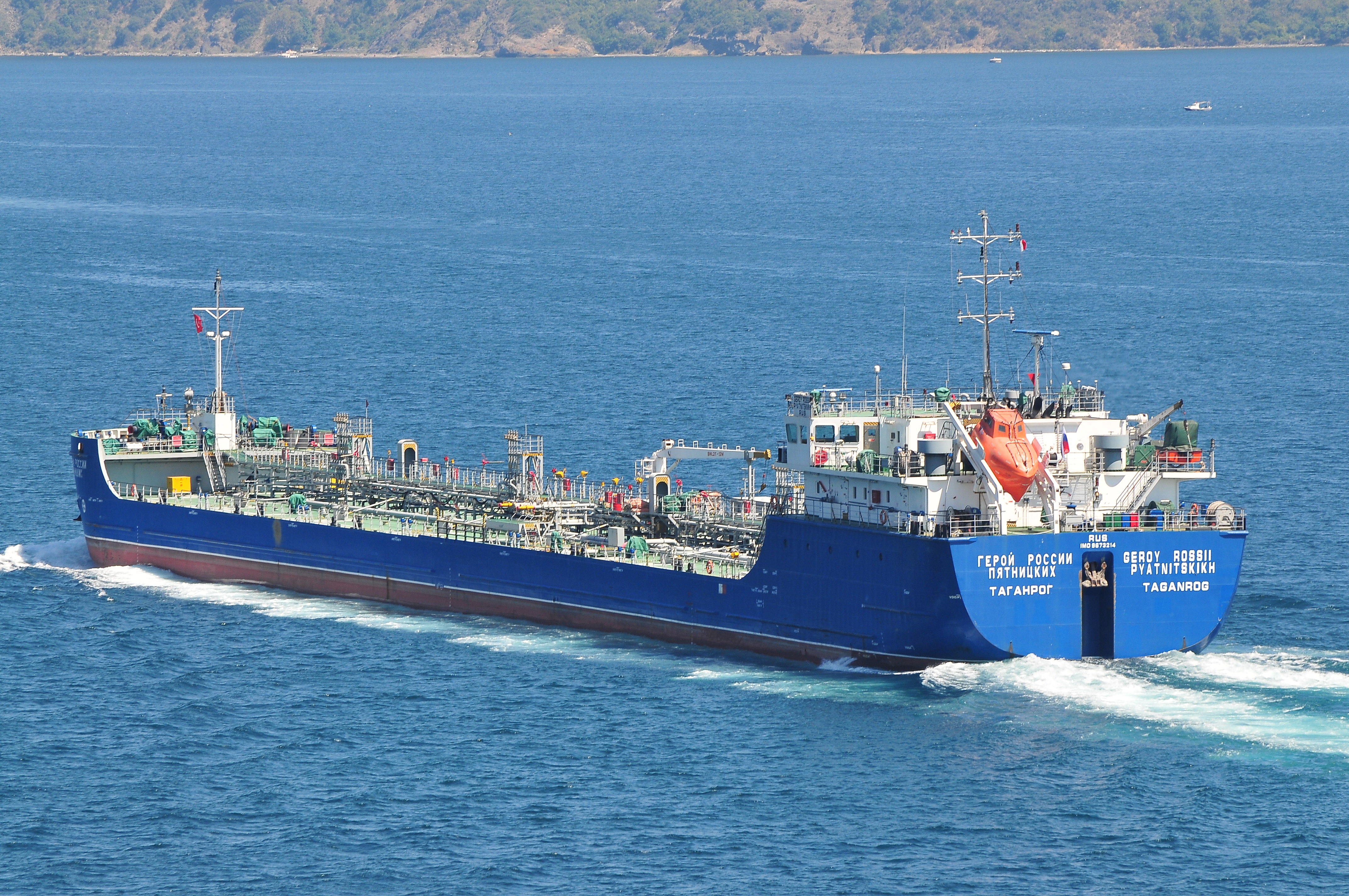 Un nouveau navire en lien avec la Russie attaqué en mer Noire | Mer et ...