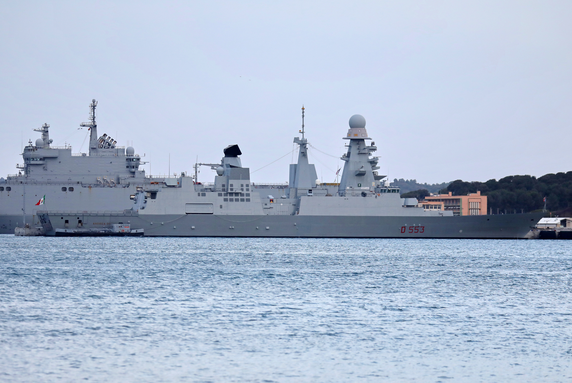 トゥーロンのイタリアのフリゲート艦アンドレア・ドリア
