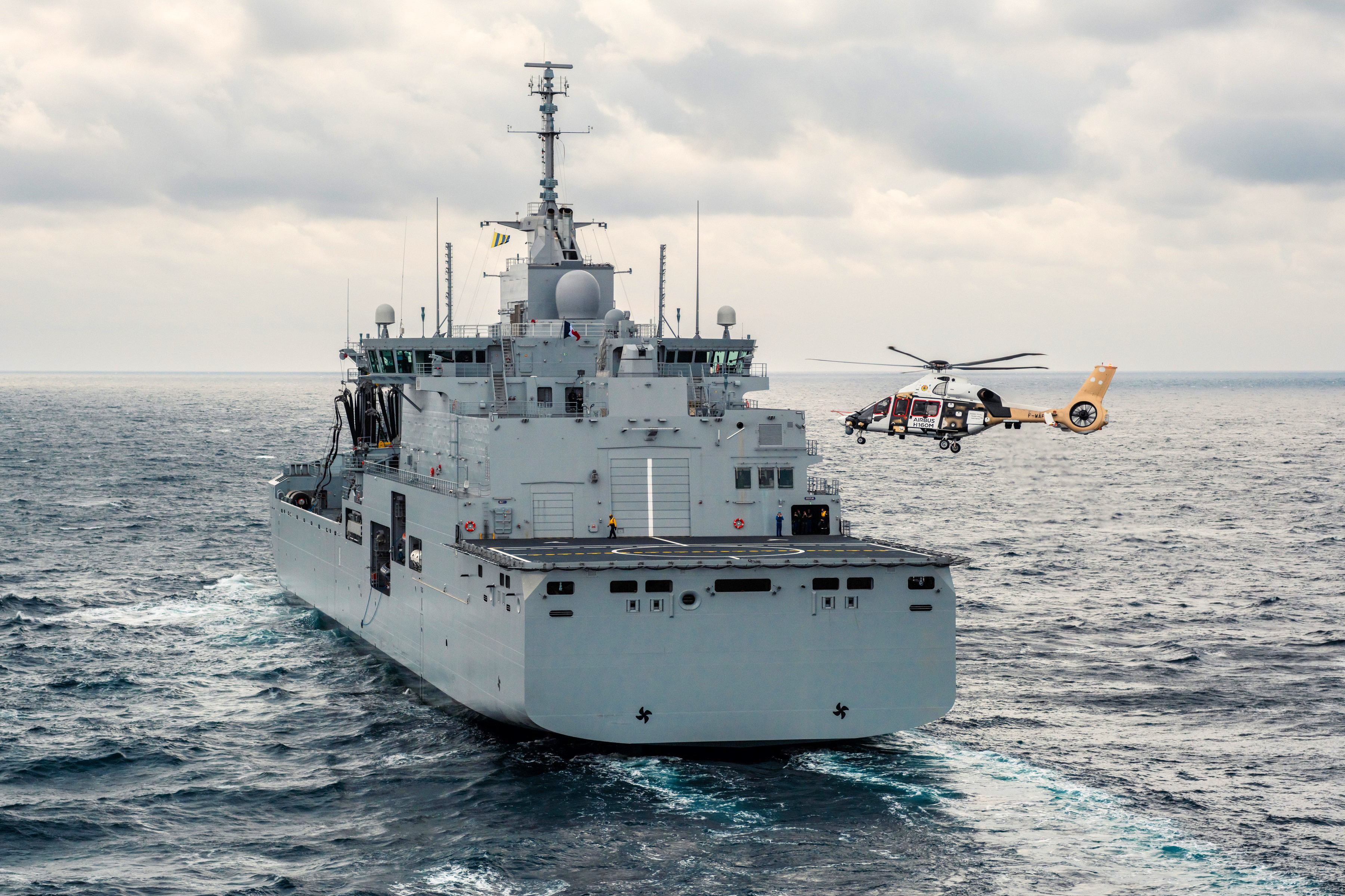 Première rencontre en mer entre l’hélicoptère H160M et un bâtiment de ...