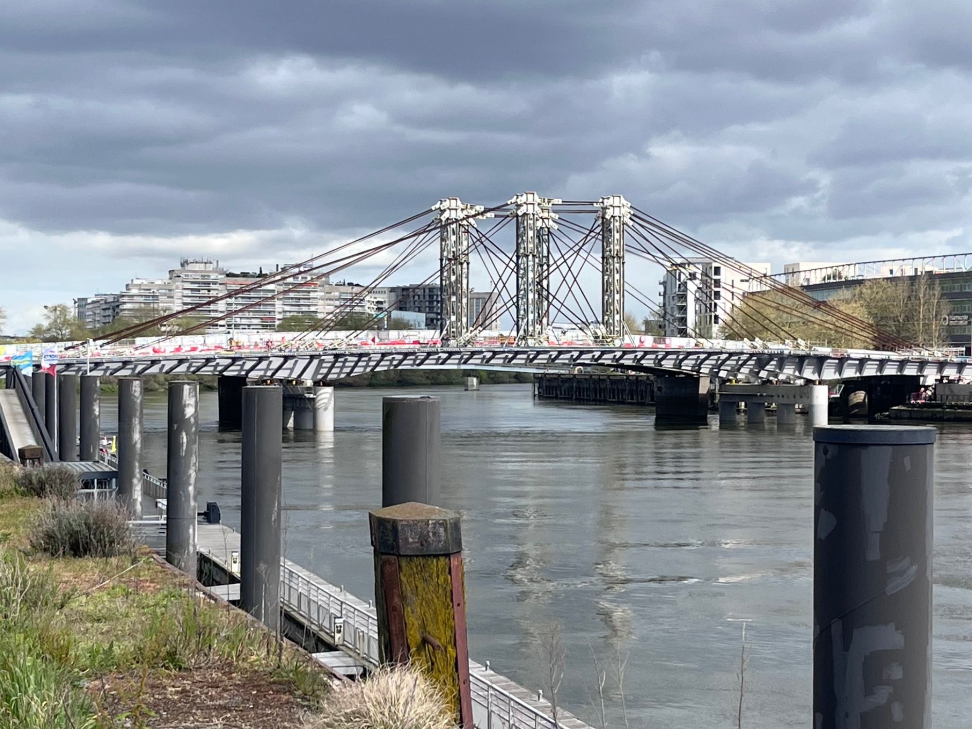 Pont Anne-de-Bretagne : le tablier posé sur ses piles | Mer et Marine