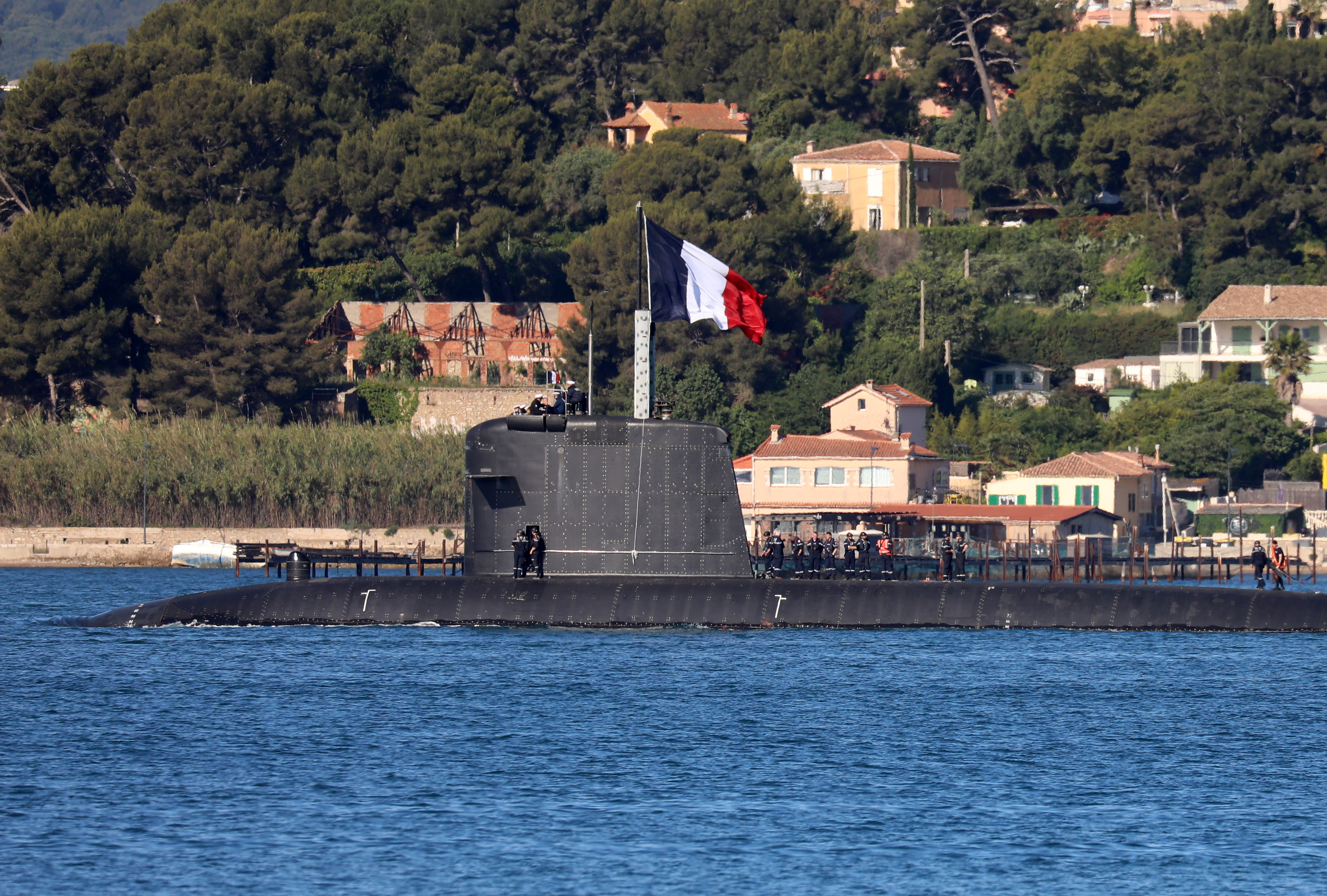 Marine nationale : le SNA Perle a fait ses adieux à Toulon, cap sur ...