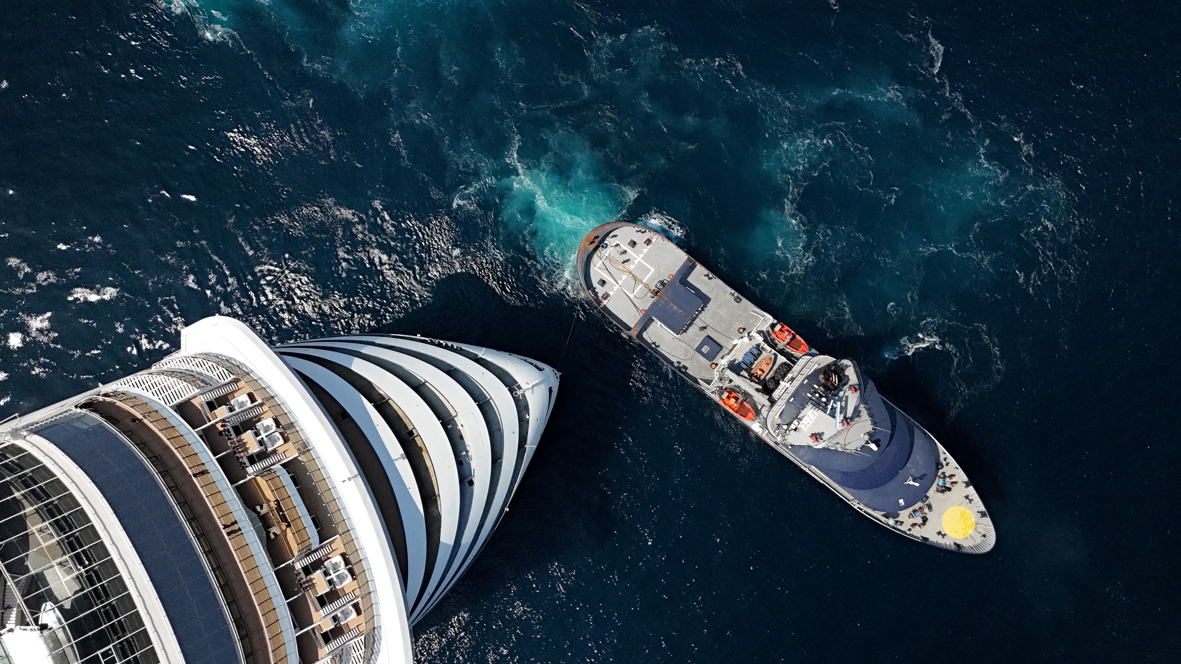 Le VB Abeille Bretagne lors de l’exercice avec le MSC World Asia au large de Belle-Île
