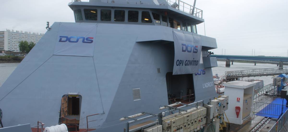 34258 L' OPV Adroit vue du quai