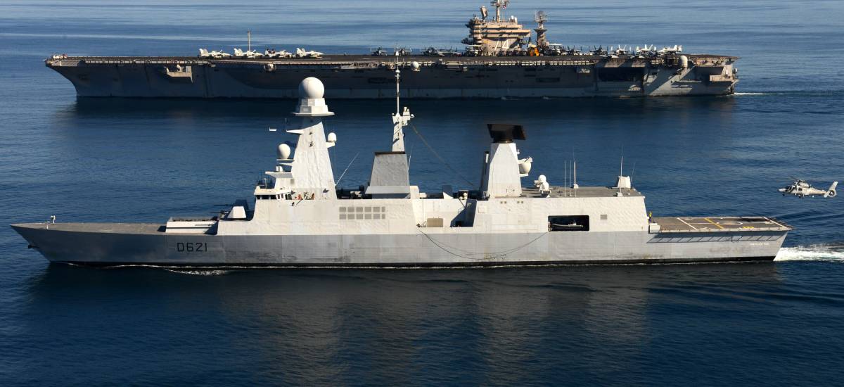 Image Le Chevalier Paul aux côtés du porteavions USS John C. Stennis