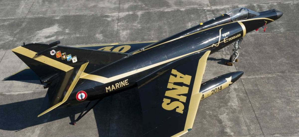une-livr-e-des-40-ans-pour-le-super-etendard-mer-et-marine
