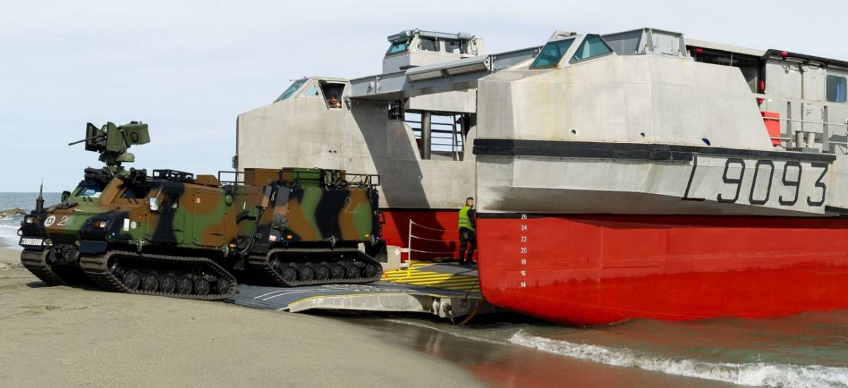 Les VHM de l'arme de Terre dploys pour la premire fois sur BPC | Mer et  Marine