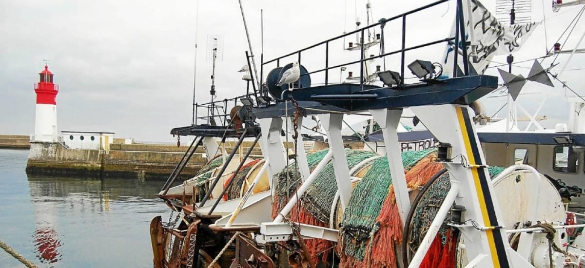 221050 tfr Le Guilvinec, phare, cité de la pêche chalutier filets port
