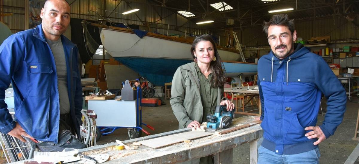 233840 tfr Charlotte Bernard a repris le chantier naval de son père, disparu début juillet, en cogérance avec Yann Kerneur (à droite), salarié chez Billie Marine depuis 8 ans, et avec David Tiaehau (à gauche), le charpentier du chantier.