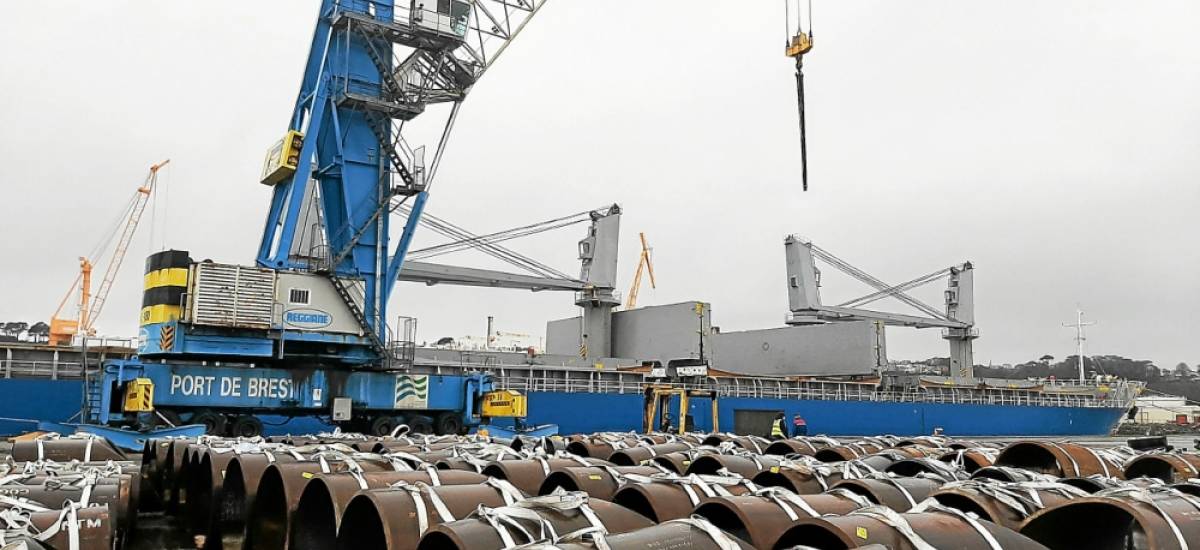 241766 tfr 1 600 tonnes de pièces d’acier ont été débarquées sur le port de Brest, ce mardi. De quoi permettre au chantier Navantia de passer à la vitesse supérieure.