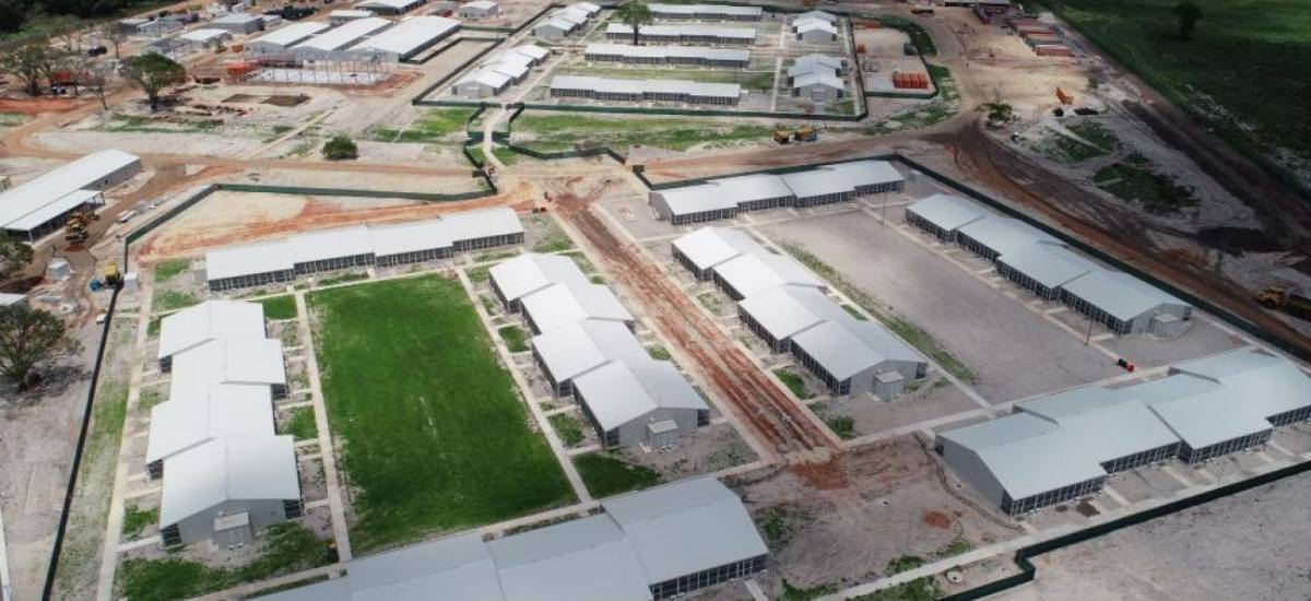243705 Mozambique usine camp