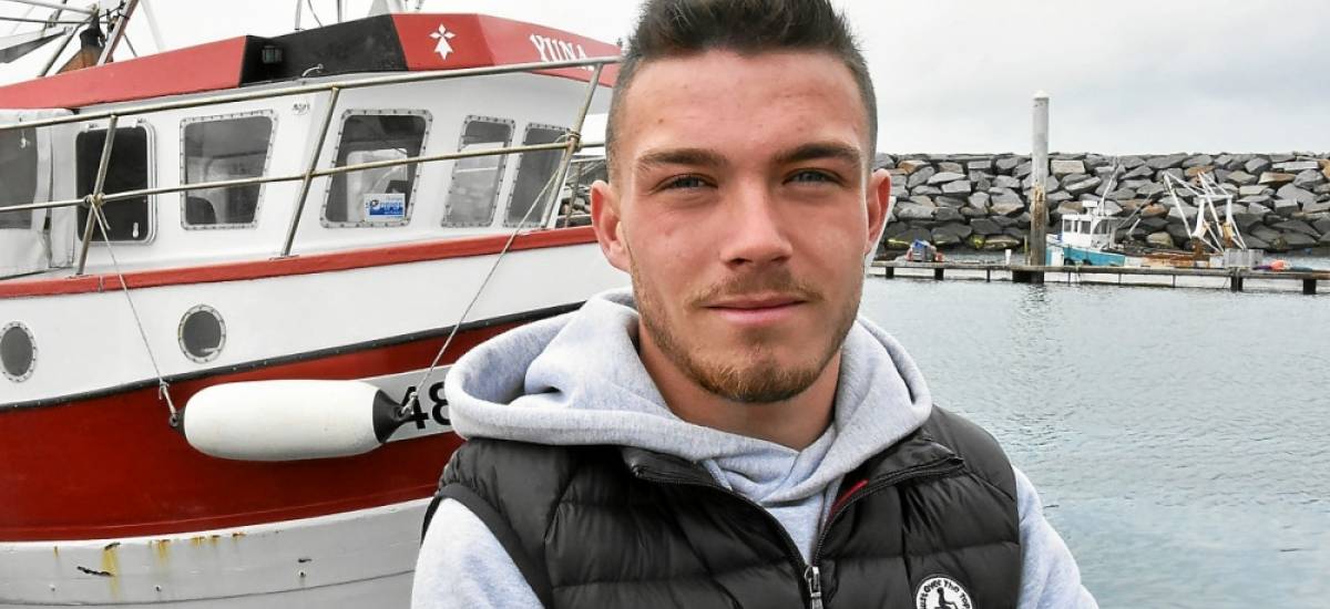 251894 tfr À 20 ans, Thomas Le Hégarat est le plus jeune patron pêcheur sur le port de Saint-Quay-Portrieux.