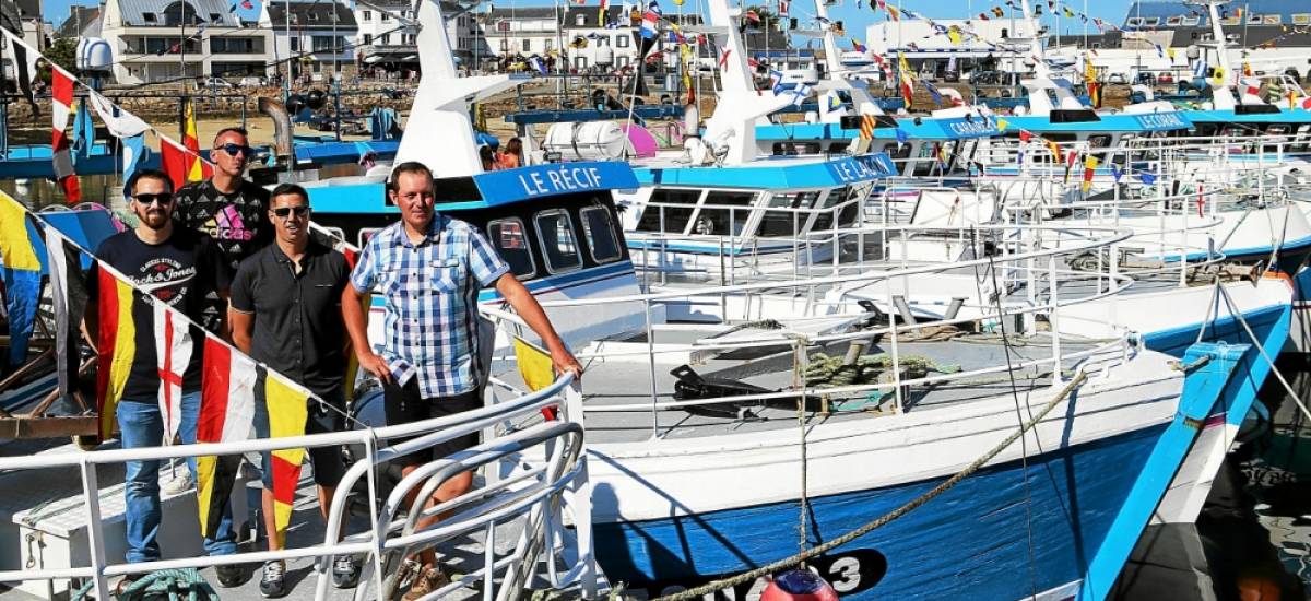 258559 tfr L’armateur Julien Le Brun, en compagnie de quelques membres d’équipage au port de Lesconil.
