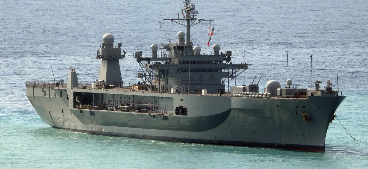 Le navire amiral de la 6ème flotte américaine en arrêt technique à ...