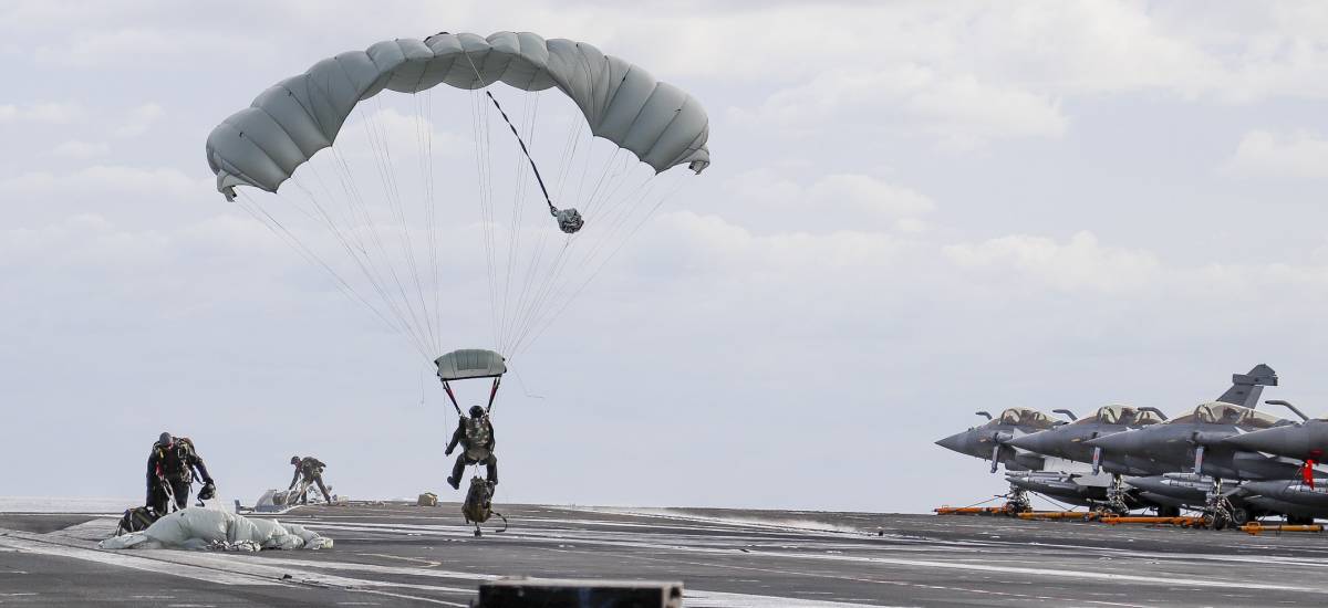 Commandos Marine of a Counter Terrorism and Hostage Rescue team on the deck  of the Charles de Gaulle after parachuting from an Atlantique 2 ASW  aircraft, mission Antares, November 2022. [1500x1000] : r/MilitaryPorn