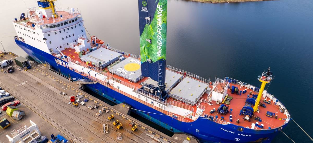Une aile Smart Green Shipping installée sur un transporteur de déchets ...