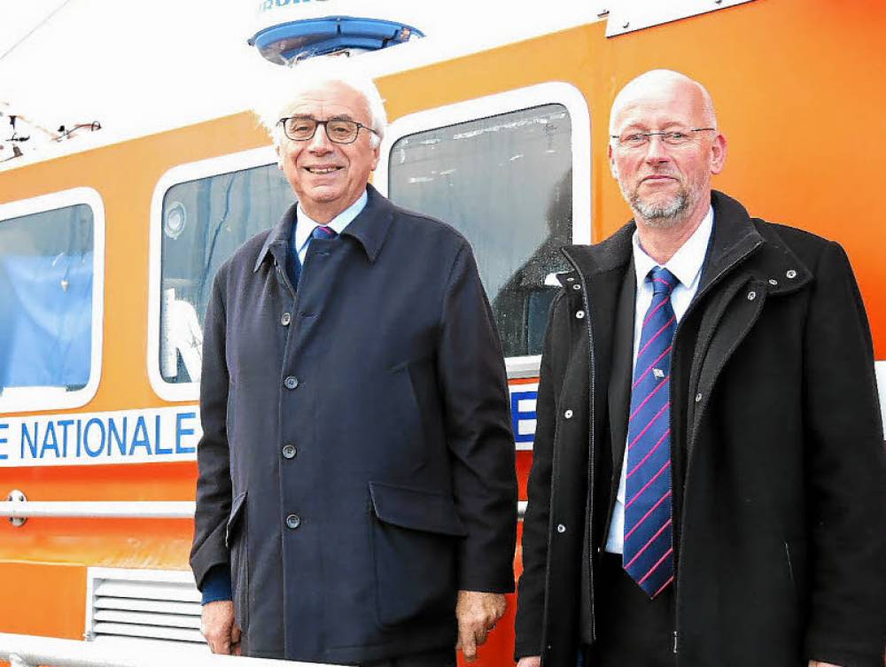 105205 tfr Xavier de la Gorce (à gauche, au côté Jacques Bruère, président de la station de Camaret), a fait le point sur l'avenir de la structure, à l'occasion du congrès départemental de la SNSM Finistère.