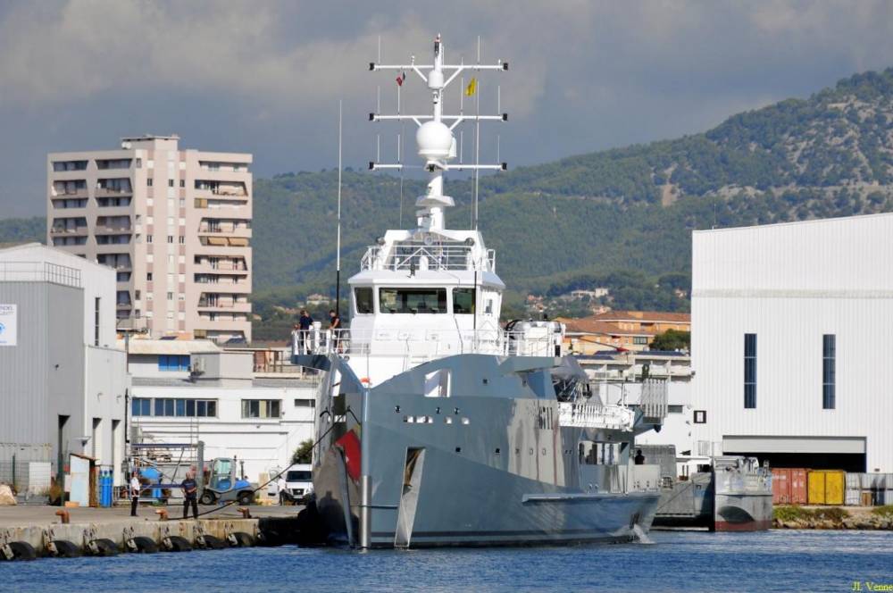 121919 support yacht damen oscar fox