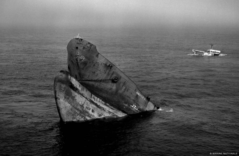 162192 tfr 16 mars 1978, naufrage de l'Amoco Cadiz. (Photo Marine nationale)