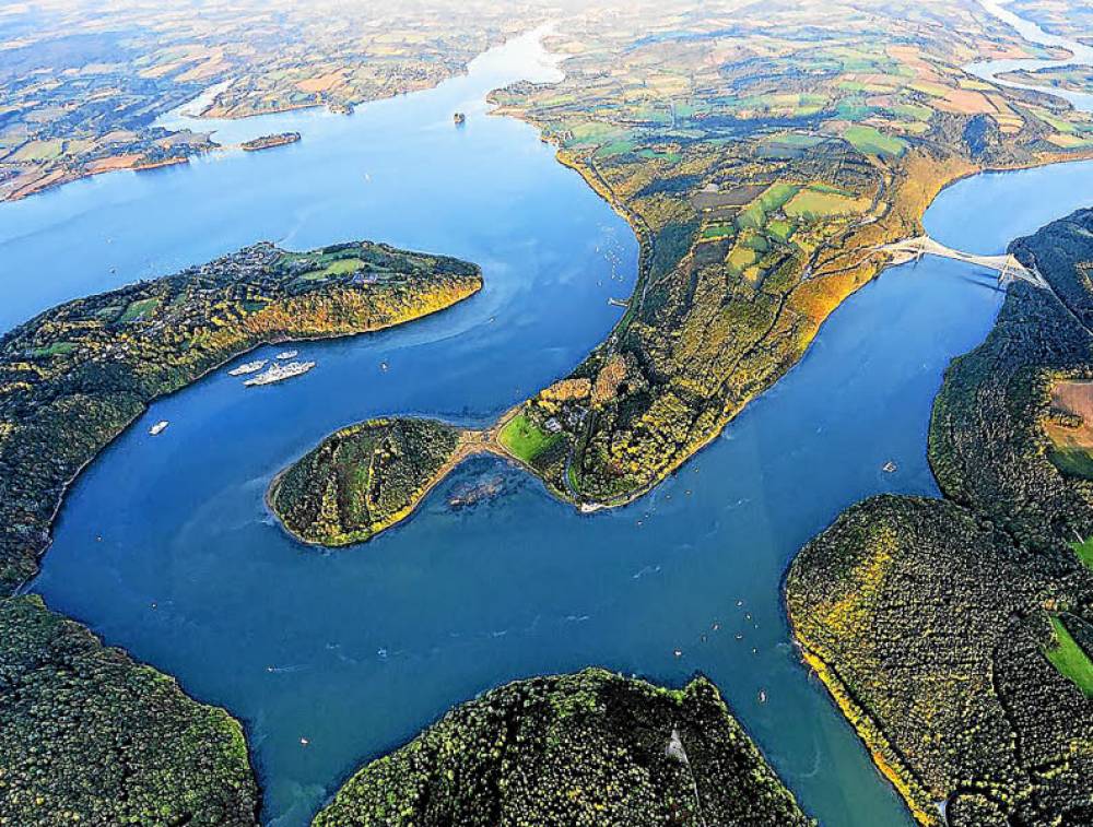 174434 tfr Les premiers virages de l'Aulne constituent l'un des plus beaux sites naturels de Bretagne. La présence des vieilles coques militaires se justifie-t-elle ?