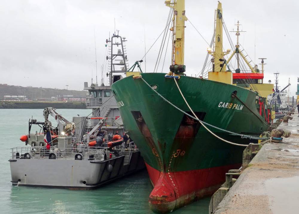 179338 tfr Le cargo Carib Palm est en passe de quitter Boulogne pour rejoindre Brest, où l'entreprise les Recycleurs Bretons va le déconstruire, comme et à l'emplacement du Captain Tsarev.