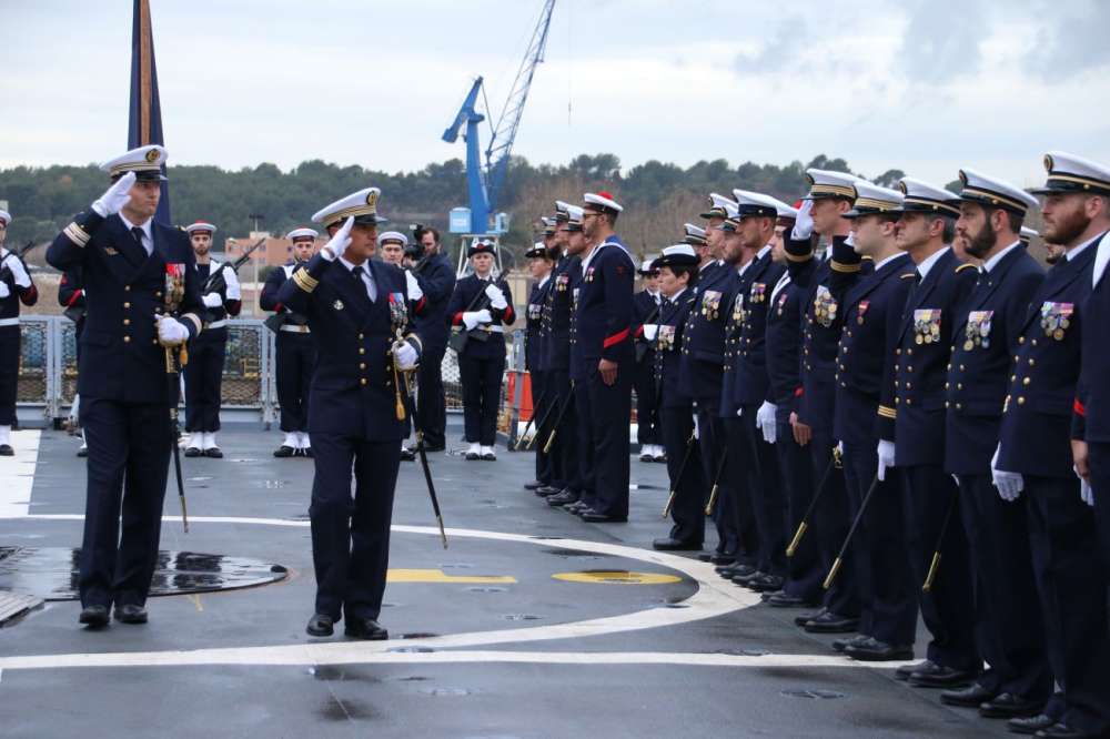 Le CF Christine Ribbe prend le commandement de la frégate Surcouf | Mer ...