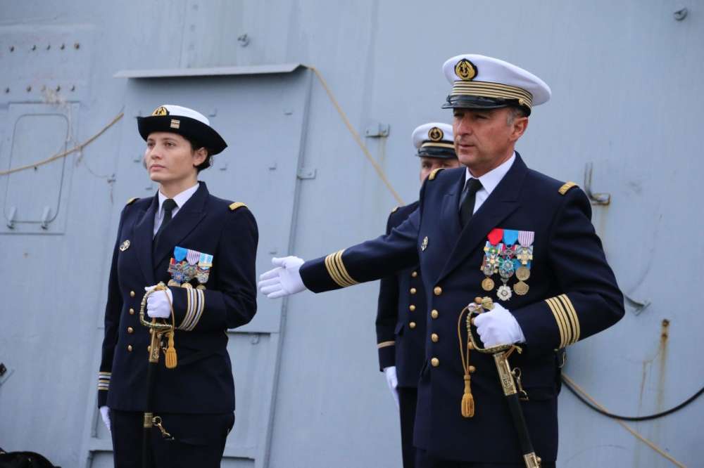 Le CF Christine Ribbe prend le commandement de la frégate Surcouf | Mer ...