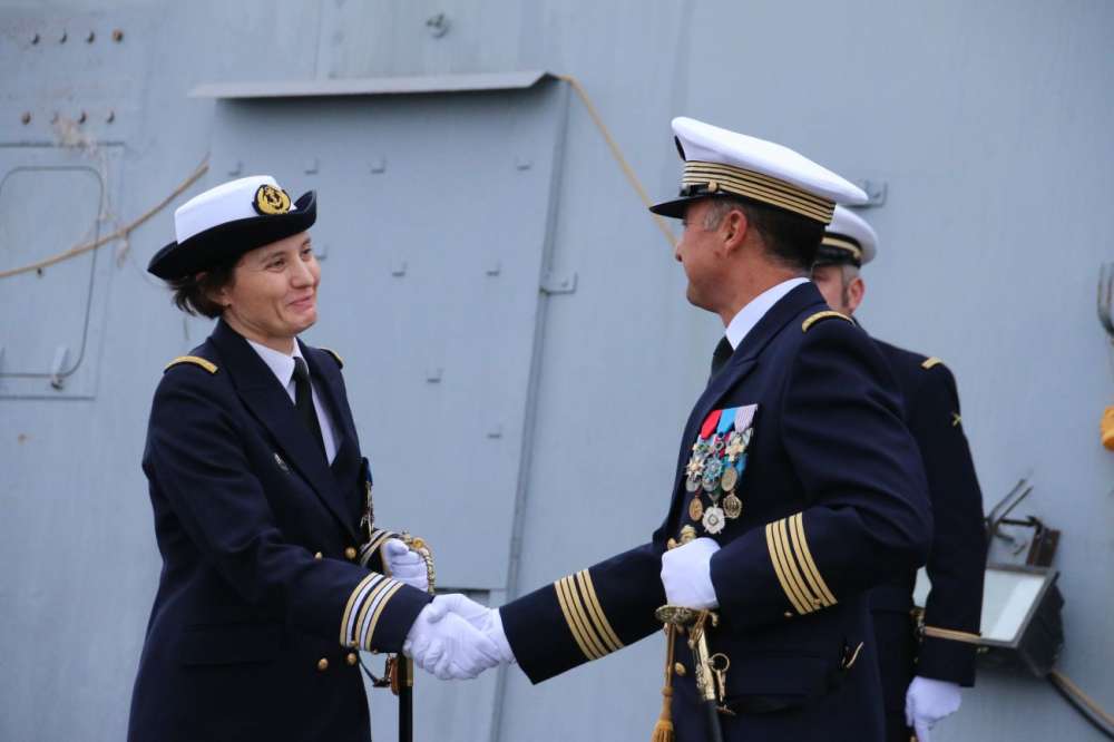 Le CF Christine Ribbe prend le commandement de la frégate Surcouf | Mer ...