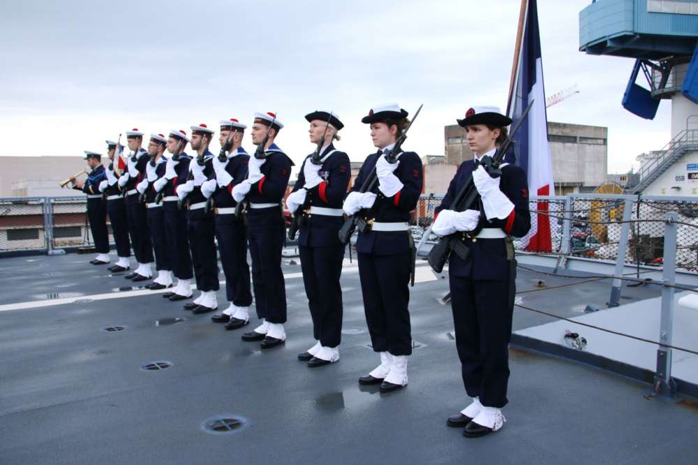 Le CF Christine Ribbe prend le commandement de la frégate Surcouf | Mer ...