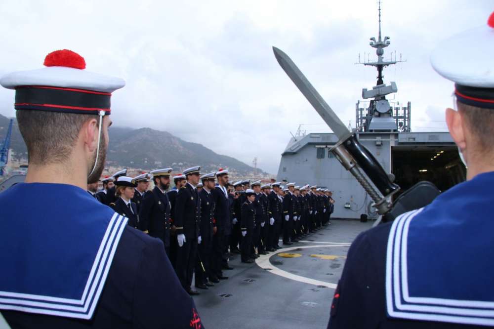 Le CF Christine Ribbe prend le commandement de la frégate Surcouf | Mer ...