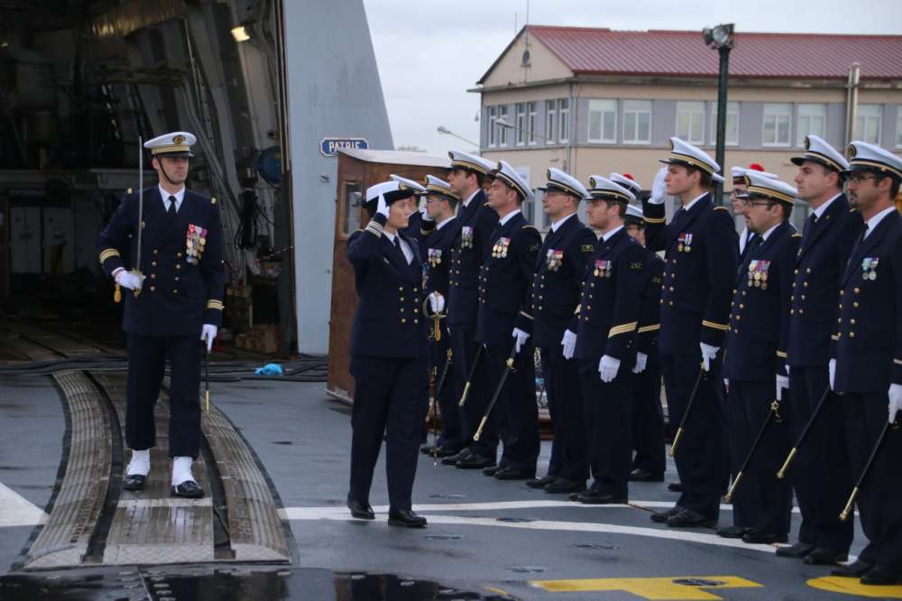 Le CF Christine Ribbe prend le commandement de la frégate Surcouf | Mer ...