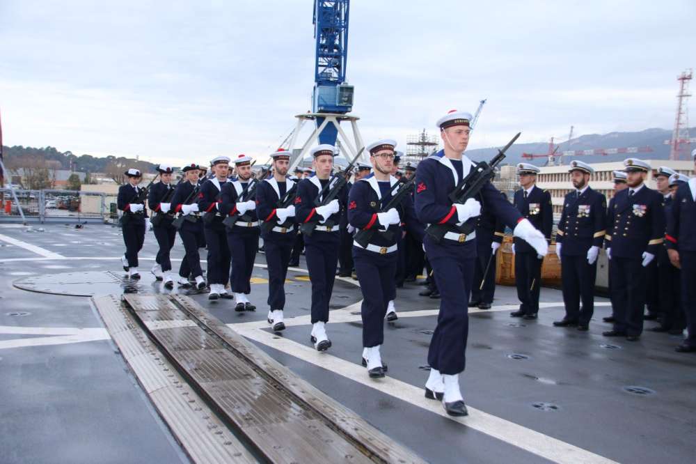 Le CF Christine Ribbe prend le commandement de la frégate Surcouf | Mer ...