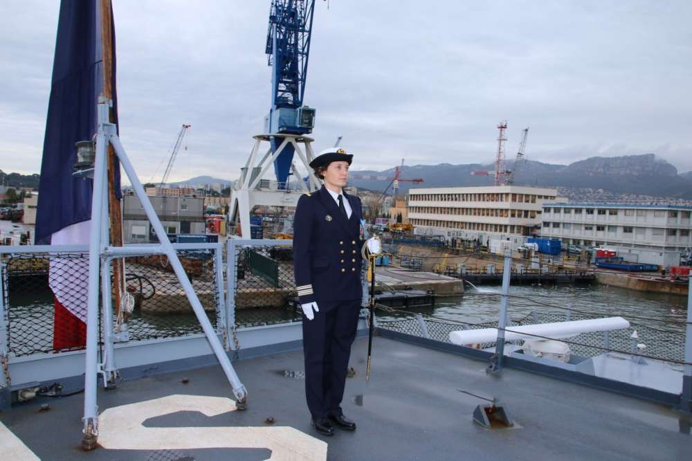 Le CF Christine Ribbe prend le commandement de la frégate Surcouf | Mer ...