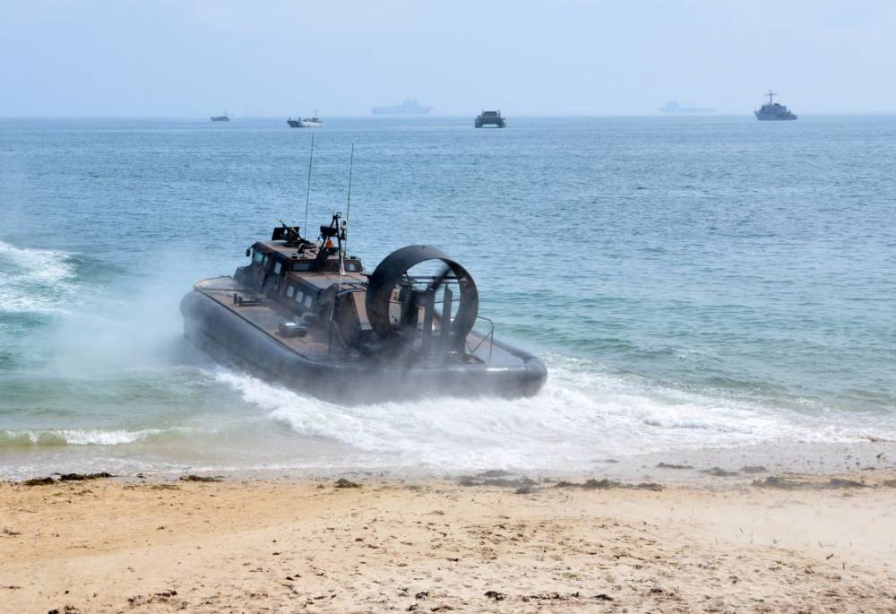 190178 catamaran 2018 hovercraft royal marines
