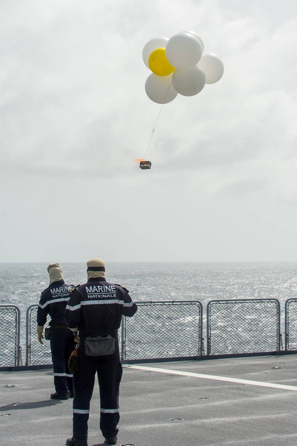 Des ballons captifs pour l’entrainement au tir de la marine française ...