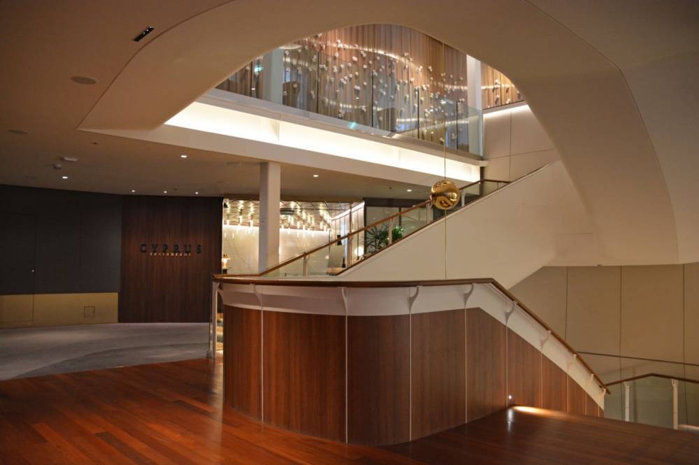 199506 Celebrity edge restaurants escalier