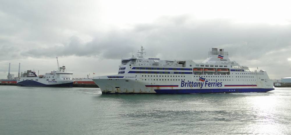 201988 brittany ferries normandie etretat