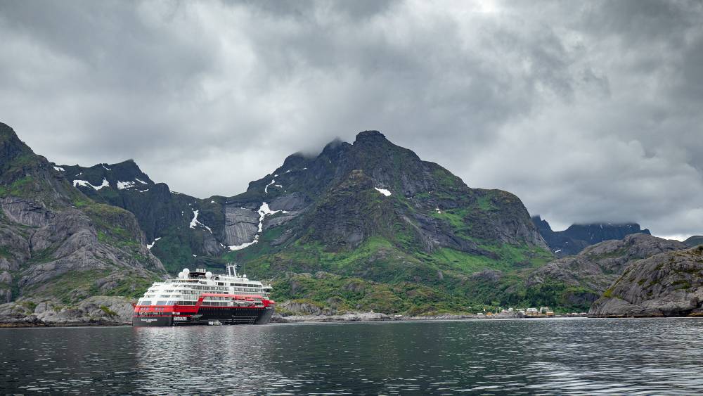 213373 hurtigruten roald amundsen