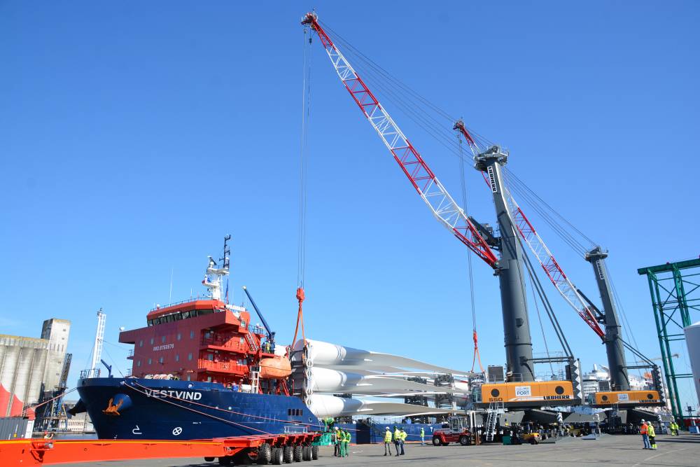 253069 vestvind united wind logistics pales éoliennes saint-nazaire haliade-150