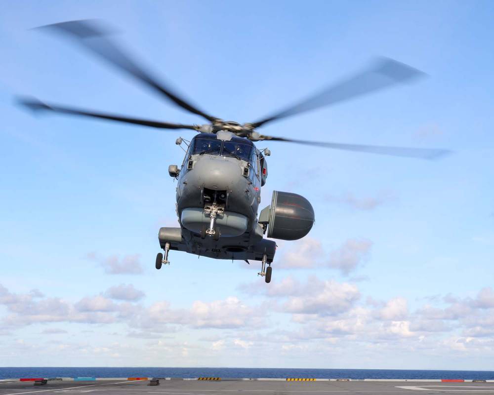 252930 hms queen elizabeth hms prince of wales merlin